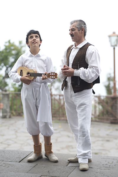 Musiker in traditioneller Tracht von Madeira vor einem Auftritt in der Kirche von Monte