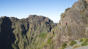 Wanderweg entlang der Felswände des Pico eds Torres, Madeira, Portugal