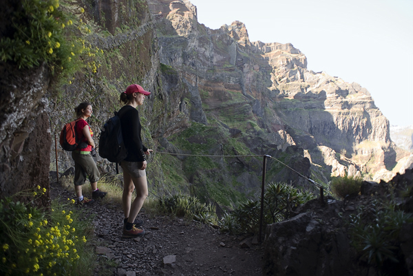 Auf Felsbändern und Tunnels führt der Weg entlang des Pico des Torres zum Pico Ruivo durch die Berge von Madeira