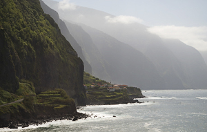 Küstenstrasse entlang der Steilküste bei Ponta Delgada im Norden von Madeira