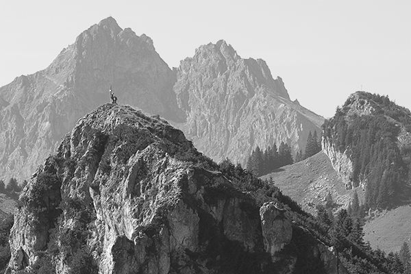 Bergwanderer auf dem Hennenkopf vor der Großen Klammspitze, Ammergauer Alpen, Deutschland