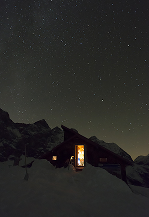 Sternenhimmel über dem Winterraum der Falkenhütte, Karwendel, Tirol Österreich