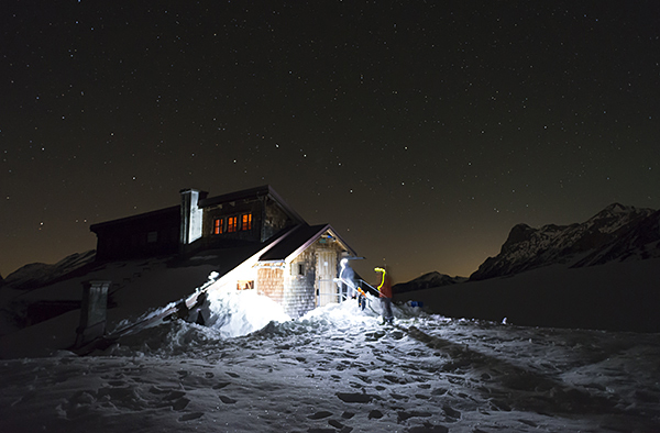 Sternenhimmel über dem Winterraum der Falkenhütte im Karwendel, Tirol Österreich