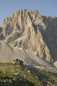 Carschinahütte (SAC) unter der Sulzfluh, Graubünden, Schweiz