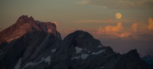 Aufgang des Vollmonds im letzten Sonnenlicht über dem Rätikon, Vorarlberg, Österreich