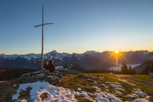 Vom Hüttlisboden über dem Walensee beobachten wir den Sonnenuntergang über den Glarner Alpen