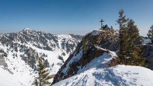 Skitourengeher rasten am schneebedckten Gipfel des Rauhkopf,Bayern