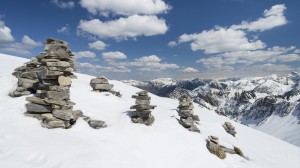 Steinmänner am Schafreiter vor dem Panorama der schneebedeckten Berge des Karwendel