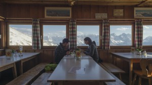 Junges Paar beim Abendessen auf der Tölzer Hütte