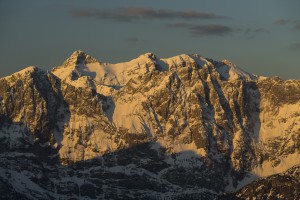 Der Sonnenaufgang lässt die schneebedeckten Gipfel von Birkkarspitze und Ödkarspitze im Karwendelgebirge erstrahlen,Tirol,Österreich