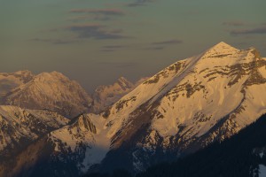 Die schneebedeckte Soiernspitze im Karwendel vor dem Wettersteingebirge bei Sonnenaufgang