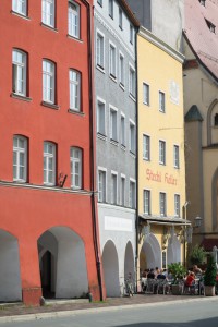 Mittelalterliche Häuser mit einem Cafe in der Altstadt von Wasserburg am Inn