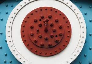 Farbig verzierte Vernietung zweier Kettenelemente aus Stahl an der Tower Bridhe über die Theme in London