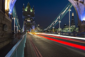 Auf der Tower Bridge bei Nacht, London, Grossbritannien
