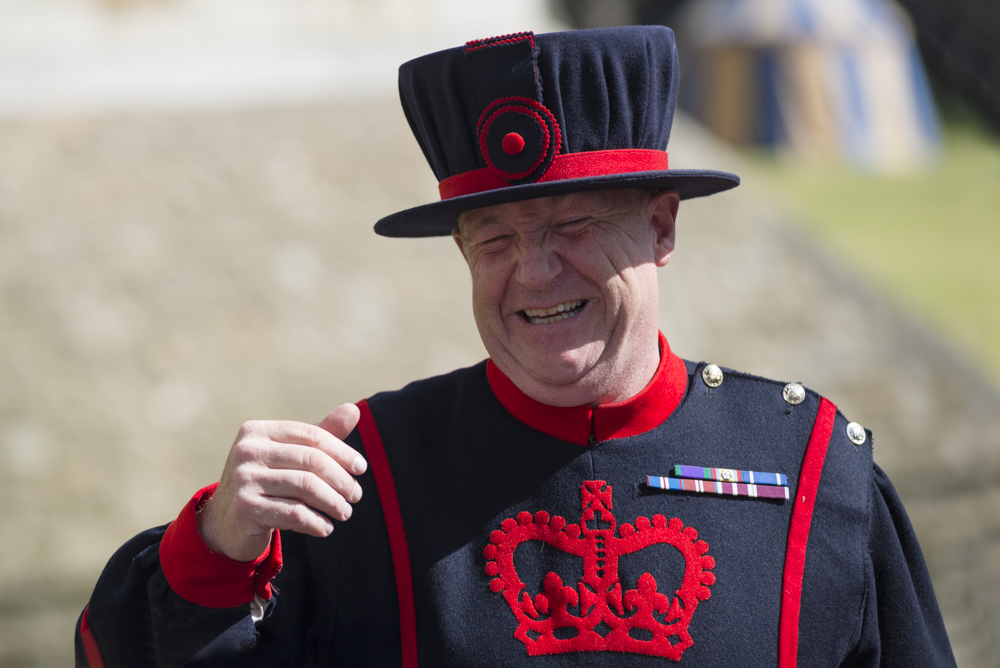 Yeomen Warder Wachsoldat während einer Touristenführung durch den Tower of London