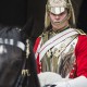 Portrait eines berittenen Wachsoldaten des Household Cavalry Mounted Regiment am Horse Guards Gebäude in London