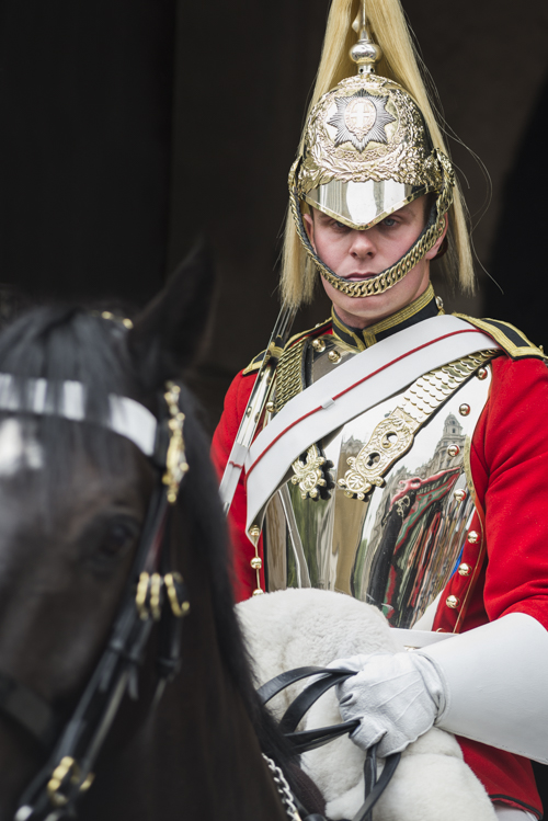 Portrait eines berittenen Wachsoldaten des Household Cavalry Mounted Regiment am Horse Guards Gebäude in London