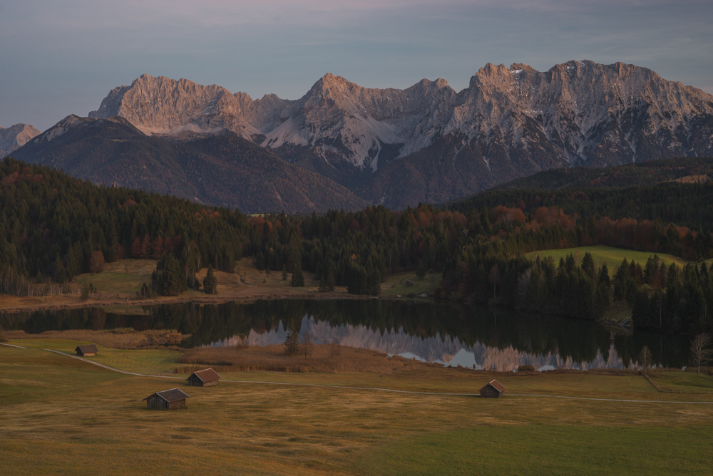 Alpenglühen des Karwendel am Geroldsee nach Sonnenuntergang,Bayern,Deutschland