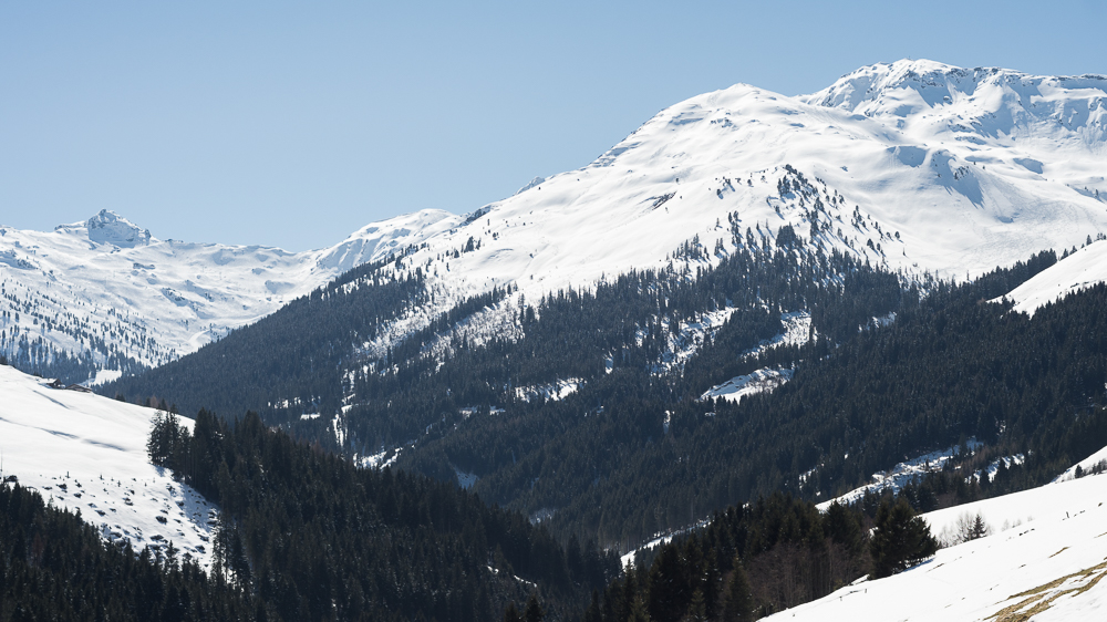 Blick von der Schellenberg-Alm auf das Skitorengelände des Sonntagsköpfl (rechts, 2.224 m), dahinter der Gilfert