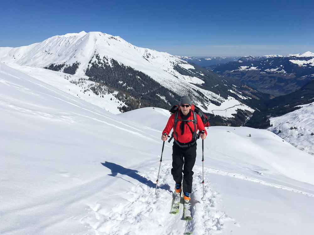 Aufstieg mit Ski auf das Sonntagsköpfl (2.224 m) in Hochfügen, Zillertal, Österreich