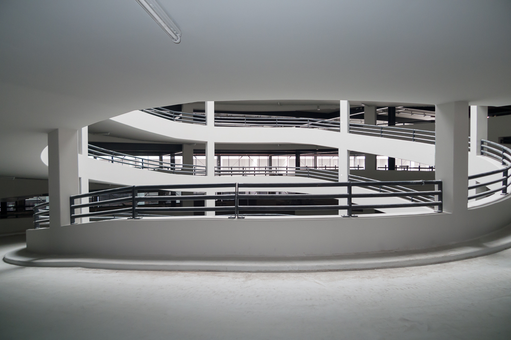 Parkhaus-Architektur am Flughafen BER