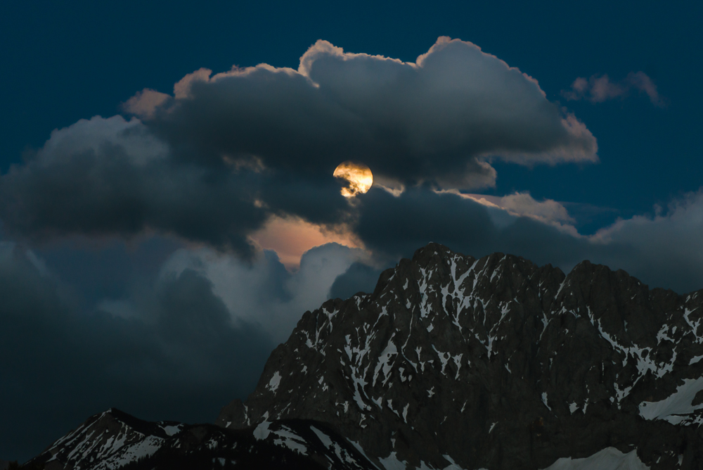 Aufgehender Vollmond zwischen Wolken über dem Wörner im Karwendelgebirge, Bayern, Deutschland