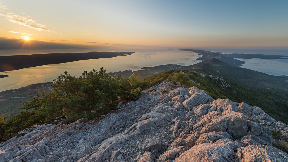 Blick von der Kapelle Sv. Mikul auf dem Osoršćica Gebirge auf den Sonnenaufgang über der Insel Lošinj, Kvarner Bucht, Kroatien