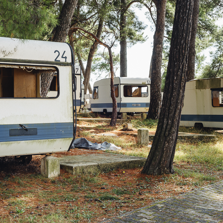Verwitterte und zerstörte Wohnwagen auf einem verlassenen Campingplatz an der Cikat-Bucht auf der Insel Lošinj, Kvarner Bucht, Kroatien
