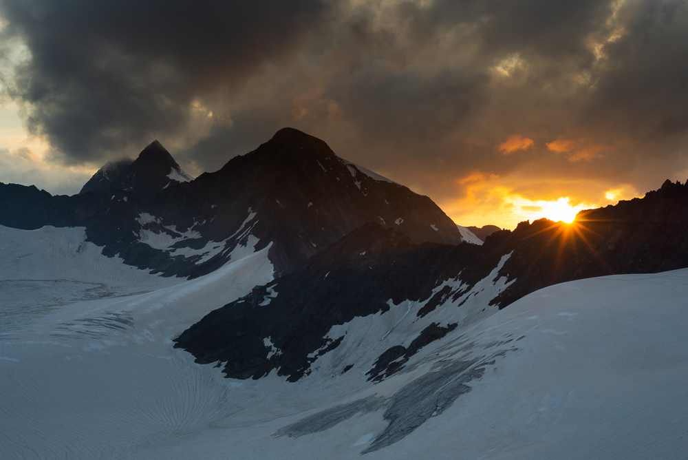 Sonnenuntergang über Zuckerhütl, Wilder Pfaff und Übeltalferner mit der Müllerhütte.Stubaier Alpen, Südtirol, Italien