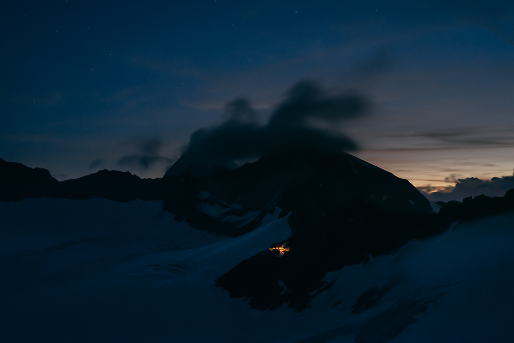 Erste Sterne zeigen sich in der Dämmerung über Zuckerhütl, Wilder Pfaff und Übeltalferner mit der Müllerhütte, Stubaier Alpen, Südtirol, Italien