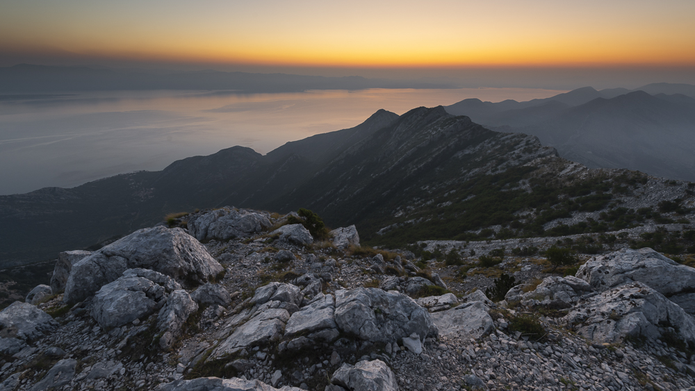 Dämmerung über dem Gipfel des Berges Sv.Ilija auf der Halbinsel Pelješac und der Küste des kroatischen Festlands, Süddalmatien, Kroatien