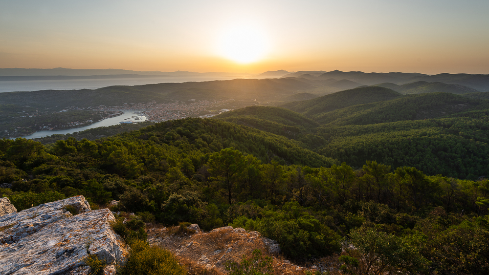 Sonnenaufgang über der Insel Korčula, der Halbinsel Pelješac und der kroatischen Riviera von Makarska vom Berg Hum bei Vela Luka, Korčula, Kroatien