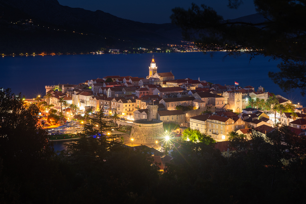 Blick auf die mittelalterlichen Gassen und Gebäude der historische Altstadt von Korcula vor der Insel Peljesac nach Sonnenuntergang, Süddalmatien, Kroatien