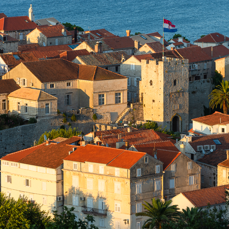 Blick auf die mittelalterlichen Gassen und Gebäude der historische Altstadt von Korcula vor der Insel Peljesac bei Sonnenuntergang, Süddalmatien, Kroatien