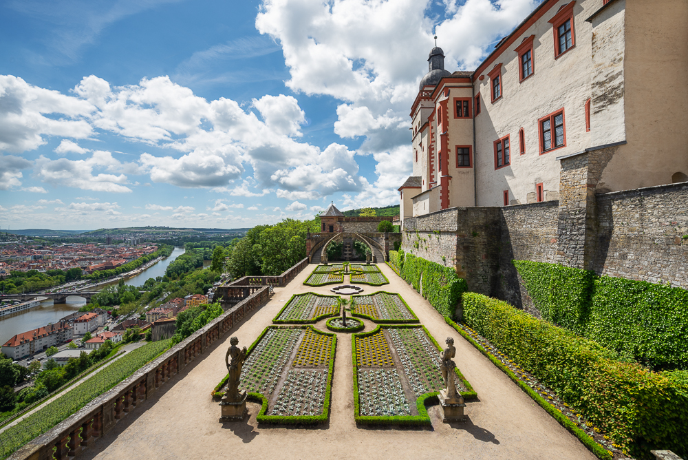 Der sonnige, frühsommerliche Fürstengarten im Renaissance-Stil auf der Festung Marienberg in Würzburg am Main, Deutschland