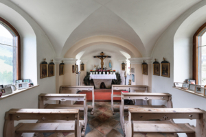 Innenaufnahme der Kapelle auf der Ackernalm, Tirol, Österreich