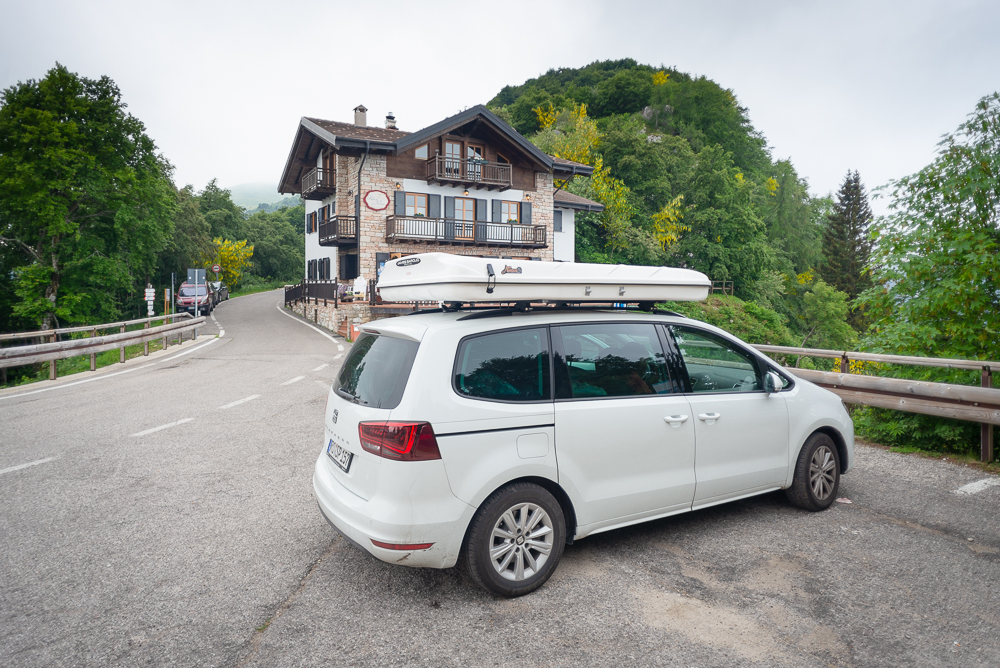 Unser Auto parkt vor dem Gasthaus Rifugio Bocca di Navene an der Panoramastraße am Monte Baldo, Trentino, Italien