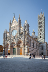 Prachtvoll verzierte Fassade des Hauptportals vom Dom von Siena im Sonnenlicht, Toskana, Italien