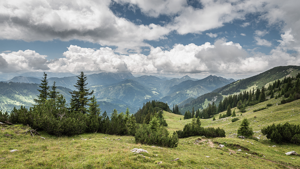 Sommerliches Bergpanorama beim Abstieg vom Hinteren Sonnwendjoch, Tirol, Österreich