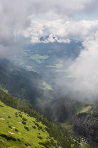 Aussicht vom wolkenverhangenen Gipfel des hinteren Sonnwendjoch, Tirol, Österreich