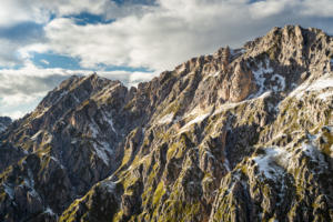 Herbstliche Bergwälder, Felsen, Schrofen und Gipfel der Villnößer Geisler Gruppe oberhalb des Villnößtals in den Dolomiten, Südtirol, Italien