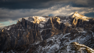 Wolken, der Gipfel der Puez-Spitzen der Puez-Geisler Gruppe der Dolomiten leuchten in der warmend Abendsonne, Südtirol, Italien