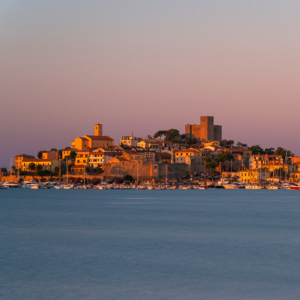Hafen, Altstadt und Burg von Talamone an der Küste der Maremma im ersten Sonnenlicht bei Sonnenaufgang, Toskana, Italien