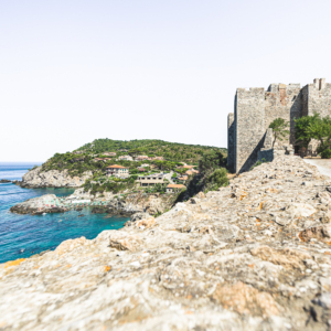Blick von der Burgmauer der Burg Rocca Aldobrandesca in Talamone, Toskana, Italien