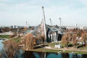 Die Olympia-Schwimmhalle mit dem durchsichtigen Zeltdach im Olympiapark von München, Deutschland