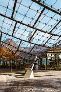 Zeltdachkonstruktion aus durchsichtigem Acrylglas und Stahlträger der Olympiahalle im Olympiapark von München
