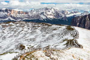 Blick von Zendleser Kofel über das verschneite Kreuzkofeljoch und die Schlüterhütte auf die Puezspitzen und das Fanes-Sennes-Prags Bergmassiv in den Dolomiten im Herbst, Südtirol, Italien