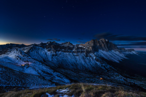 Die Schlüterhütte und Gampenalm vor den Felsen und Bergen der Puez-Geisler-Gruppe in der Morgendämmerung, Dolomiten, Südtirol, Italien