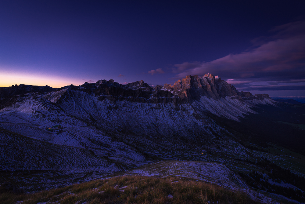 Die Geislerspitzen der Puez-Geisler-Gruppe oberhalb der Schlüterhütte leuchten in der Morgendämmerung, Dolomiten, Südtirol, Italien