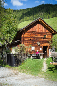 Rustikale Blockhütte einer historischen Getreidemühle im Mühlental von Campill, Südtirol, Italien